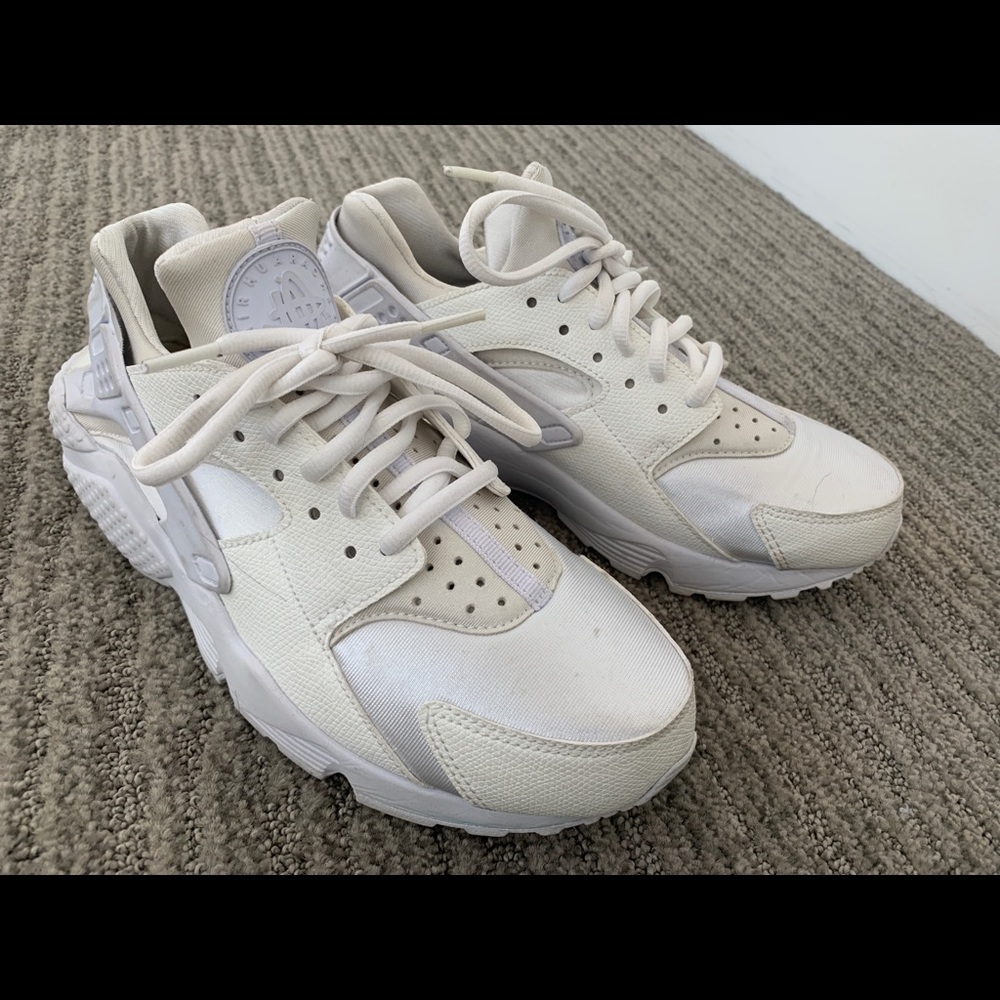 white huaraches nike